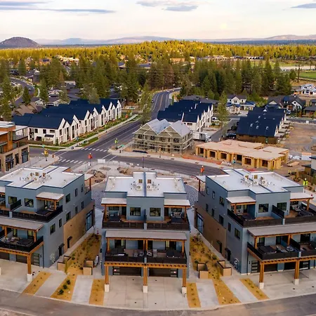 Villa Sleeps 40 8 Modern Units20 Bdrs W Deckhot Tub 10Mins To Downtown Old Bend